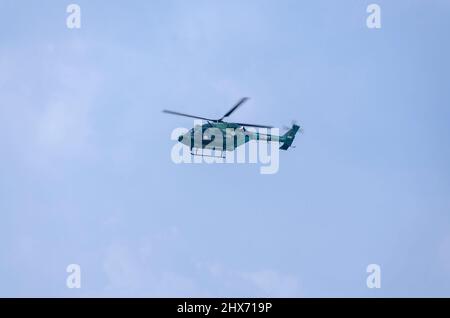 Un hélicoptère Dhruv léger avancé de l'armée indienne à vol bas. L'hélicoptère et son pilote font partie du corps d'aviation de l'Armée indienne. Banque D'Images