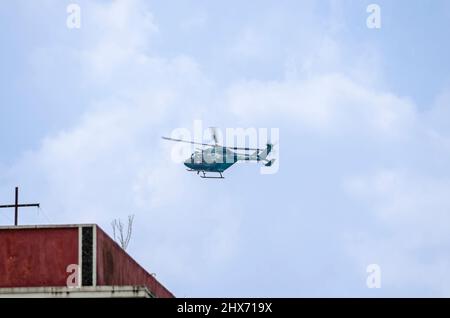 Un hélicoptère Dhruv léger avancé de l'armée indienne à vol bas. L'hélicoptère et son pilote font partie du corps d'aviation de l'Armée indienne. Banque D'Images