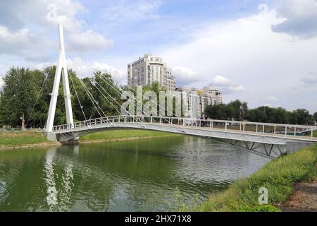 KHARKOV, UKRAINE - 6 SEPTEMBRE 2017 : c'est un pont piétonnier qui traverse la rivière Kharkiv (le pont Maryinsky), qui est un endroit favori de la ville Banque D'Images