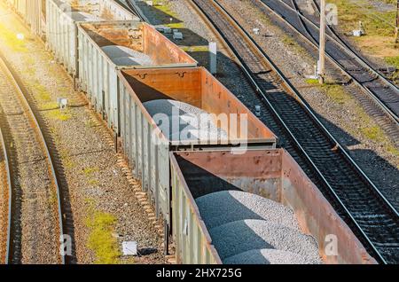 Des wagons avec des gravats sur la gare de triage Banque D'Images