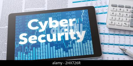 Une tablette avec documents financiers - Cyber sécurité Banque D'Images