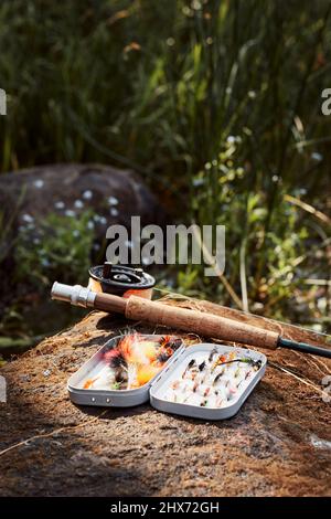 Mouches de pêche et canne à pêche Banque D'Images