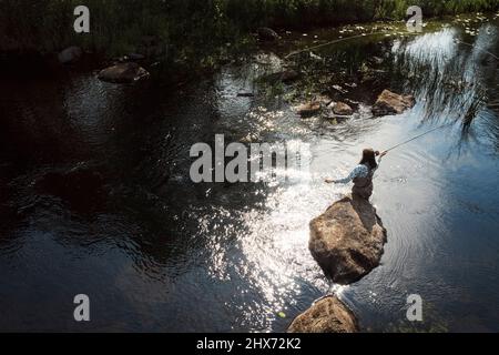 Femme pêche en rivière Banque D'Images