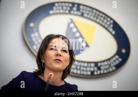 Sarajevo, Bosnie-Herzégovine. 10th mars 2022. Annalena Baerbock (Bündnis90/Die Grünen), ministre des Affaires étrangères, prend la parole lors d'une conférence de presse en Bosnie-Herzégovine. Outre la guerre russe en Ukraine et la situation des réfugiés, les rencontres avec les interlocuteurs politiques porteront sur les tensions qui y sont apparues et sur l'état du rapprochement avec l'UE. Credit: Michael Kappeller/dpa/Alay Live News Banque D'Images