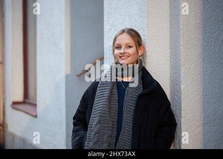 Portrait d'une jeune femme souriante portant un foulard Banque D'Images