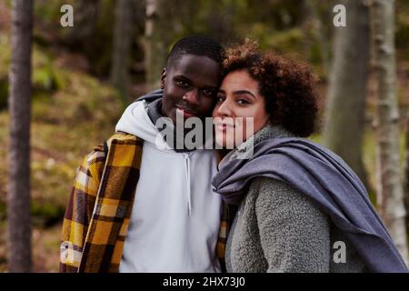 Portrait of young couple in forest Banque D'Images