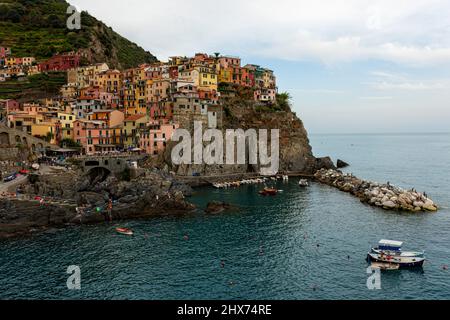 Vue sur Manarola, Manarola est une petite ville de la province de la Spezia, Ligurie, au nord de l'Italie Banque D'Images