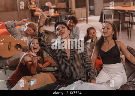 Groupe de jeunes amis qui prennent des repas et des photos de selfie au pub et au restaurant Banque D'Images