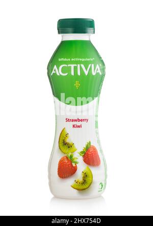 LONDRES, Royaume-Uni - MARS 05,2022: Bouteille de yogourt Activia avec fraise et kiwi sur blanc. Banque D'Images