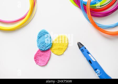 Creative Eastre oeufs colorés de filaments en plastique pour Pâques bricolage vacances par 3D stylo. Jouet et passe-temps pour enfant. Vue de dessus Banque D'Images