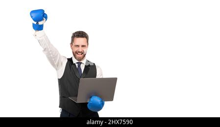 un homme heureux en gants de boxe tient l'ordinateur portable isolé sur fond blanc, espace de copie, championnat. Banque D'Images