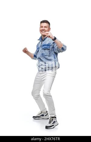beau jeune homme en veste denim avec poing vers le haut Banque D'Images