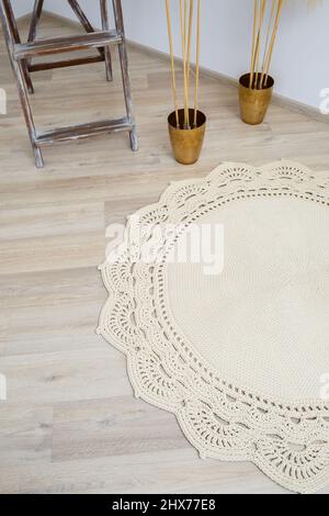 Mignon fait maison à la main un motif de tricot de fil épais: Tapis de fil beige fait à la main, motif tissé, traditions rustiques, art de tricot Banque D'Images