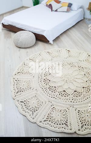 Mignon fait maison à la main un motif de tricot de fil épais: Tapis de fil beige fait à la main, motif tissé, traditions rustiques, art de tricot Banque D'Images