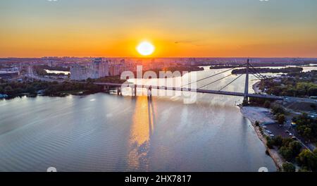 L'Moskovskyi Pont sur le Dniepr à Kiev, Ukraine Banque D'Images