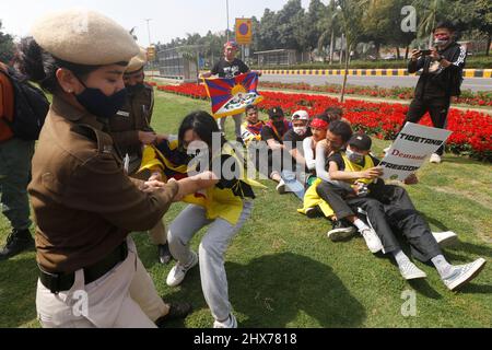 New Delhi, Inde, 10 mars 2022. Les membres du Congrès de la jeunesse tibétaine tiennent une manifestation devant l'ambassade de Chine marquant la journée de soulèvement national tibétain de 63rd à New Delhi, en Inde, le 10 mars 2022. Photo d'Anshuman Akash/ABACAPRESS.COM Banque D'Images