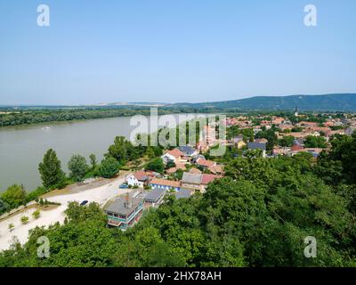 Vue vers l'est depuis la montagne du château (varhegy) à Esztergom, surplombant le Danube. Europe, Europe de l'est, Hongrie Banque D'Images