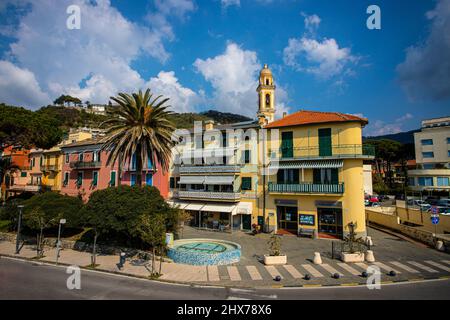 Moneglia dans le ciel bleu, Italie Banque D'Images