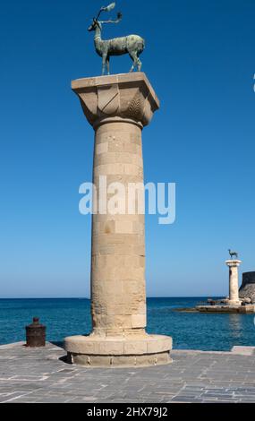 Rhodes, Grèce - 28 septembre 2021, statues de cerfs Elefos, et Elafina sur le port de Rhodes, en Grèce, site du colosse de Rhodes Banque D'Images