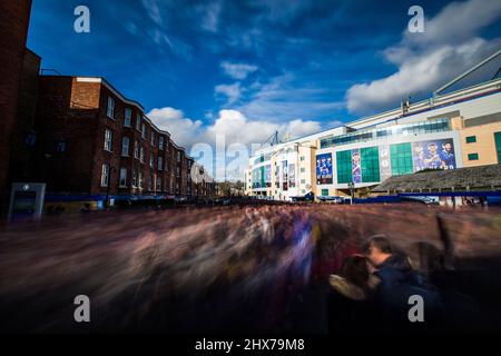 Photo du dossier datée du 04-02-2017, des fans de Chelsea quittant le terrain à temps plein pendant le match de la Premier League à Stamford Bridge, Londres. Roman Abramovich a été sanctionné par le gouvernement britannique, bloquant la vente prévue de Chelsea par le milliardaire russo-israélien. Chelsea aura un permis spécial pour poursuivre ses activités, mais la vente du club du pont Stamford est maintenant en attente. Date d'émission : jeudi 10 mars 2022. Banque D'Images