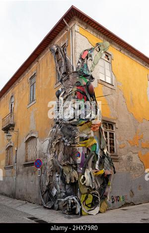 Vila Nova de Gaia, Portugal; 29th août 2021 : sculpture de demi-lapin de l'artiste Bordalo II, située à l'angle d'un bâtiment de la ville. Banque D'Images