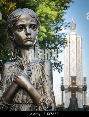 Statue métallique d'une fille forme Holodomor monument commémoratif à Kiev, Ukraine Banque D'Images