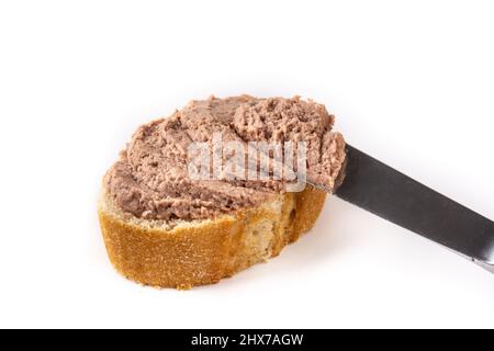 Pain grillé avec pâté de foie de porc isolé sur fond blanc Banque D'Images