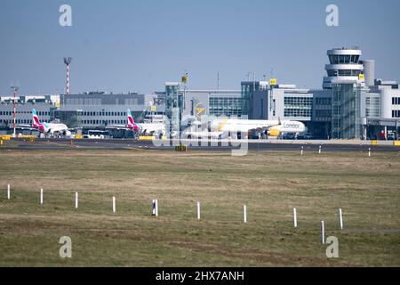 Düsseldorf, Allemagne. 09th mars 2022. Vue sur le terminal de l'aéroport, les avions Eurowings et Condor se trouvent au terminal de l'aéroport de Düsseldorf, 03/09/2022. Crédit : dpa/Alay Live News Banque D'Images