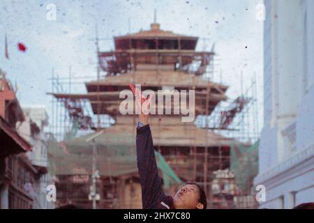 Bhaktapur, Bagmati, Népal. 10th mars 2022. Un homme lance une poudre de vermilion après avoir éréqué chir, un poteau en bois, pour marquer le début du festival Holi, à Basantapur, Katmandou. (Image de crédit : © Amit Machamasi/ZUMA Press Wire) Banque D'Images