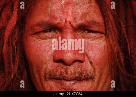 Bhaktapur, Bagmati, Népal. 10th mars 2022. Portait d'un homme couvert de colouyr au cours de la première journée de Holi celebreted à Katmandou, Népal. (Image de crédit : © Amit Machamasi/ZUMA Press Wire) Banque D'Images