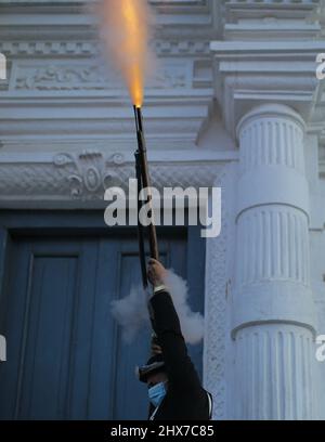 Bhaktapur, Bagmati, Népal. 10th mars 2022. Un soldat népalais tire une arme à feu le premier jour de Holi, le festival des couleurs, sur la place Basantapur Durbar à Katmandou, au Népal. (Image de crédit : © Amit Machamasi/ZUMA Press Wire) Banque D'Images