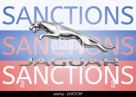 Logo Jaguar devant le texte de sanction sur le drapeau russe. De nouvelles sanctions contre la Russie suite à son invasion de l'Ukraine. Mars 2022, San Francisco, États-Unis Banque D'Images