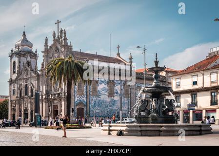 Place Gees Teixeira et fontaine Lions à Porto, avec la célèbre église Carmo recouverte de carreaux et le couvent des Carmélites en arrière-plan Banque D'Images