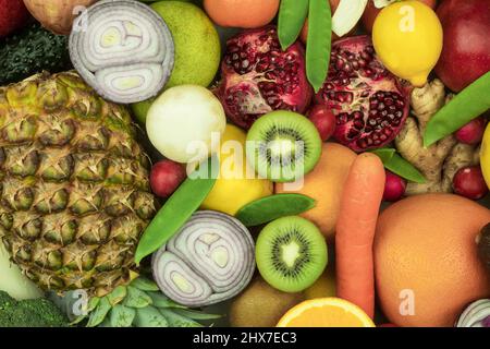 Fruits et légumes frais sur la table. Assortiment de fruits et légumes frais. Vue de dessus Banque D'Images