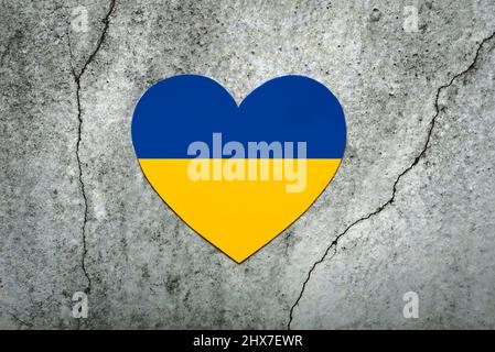Vue de dessus du drapeau national de l'Ukraine en forme de coeur sur fond de grunge. Concept de don Banque D'Images