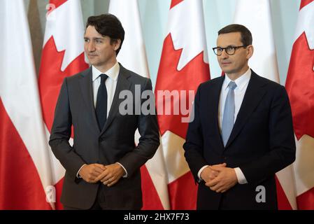 Varsovie, Varsovie, Pologne. 10th mars 2022. Le Premier ministre polonais MATEUSZ MORAWIECKI (R) souhaite la bienvenue au Premier ministre canadien JUSTIN TRUDEAU (L) avant les pourparlers du 10 mars 2022 à Varsovie, en Pologne. Au cours de la réunion, le premier ministre polonais Mateusz Morawiecki et le premier ministre canadien Justin Trudeau ont discuté de la coordination accrue de la réponse de la communauté internationale à l'agression militaire russe contre l'Ukraine, en particulier du renforcement de l'aide globale à l'Ukraine. D'autres mesures visant à couper la Russie du financement de la guerre, y compris l'imposition de sanctions couvrant l'énergie Banque D'Images