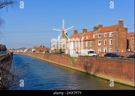 Vue sur la voie navigable HE Maud Foster avec le célèbre moulin à vent en activité dans le Lincolnshire de Boston Banque D'Images