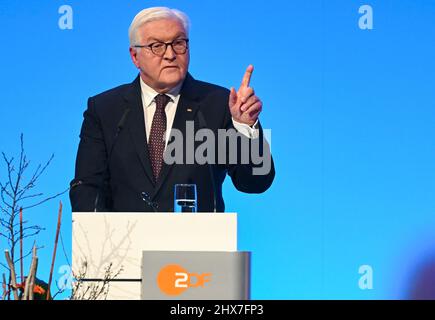 Mayence, Allemagne. 10th mars 2022. Le président allemand Frank-Walter Steinmeier prend la parole lors de la cérémonie d'adieu festive de Thomas Bellut, directeur sortant de la ZDF. Bellut a dirigé le diffuseur public dont le siège social est à Mayence pendant dix ans. Credit: Arne Dedert/dpa/Alay Live News Banque D'Images