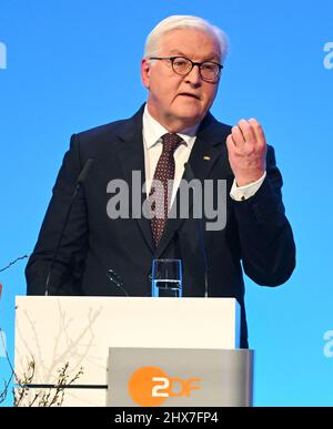 Mayence, Allemagne. 10th mars 2022. Le président allemand Frank-Walter Steinmeier prend la parole lors de la cérémonie d'adieu festive de Thomas Bellut, directeur sortant de la ZDF. Bellut a dirigé le diffuseur public dont le siège social est à Mayence pendant dix ans. Credit: Arne Dedert/dpa/Alay Live News Banque D'Images