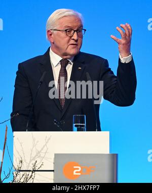 Mayence, Allemagne. 10th mars 2022. Le président allemand Frank-Walter Steinmeier prend la parole lors de la cérémonie d'adieu festive de Thomas Bellut, directeur sortant de la ZDF. Bellut a dirigé le diffuseur public dont le siège social est à Mayence pendant dix ans. Credit: Arne Dedert/dpa/Alay Live News Banque D'Images