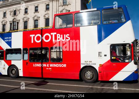 Bus touristique à Westminster, Londres Banque D'Images