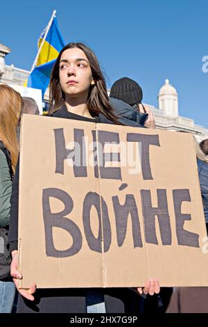 Une jeune fille tient une bannière "pas de guerre" lors d'une manifestation à Londres contre l'invasion russe de l'Ukraine le 27 février 2022 Banque D'Images