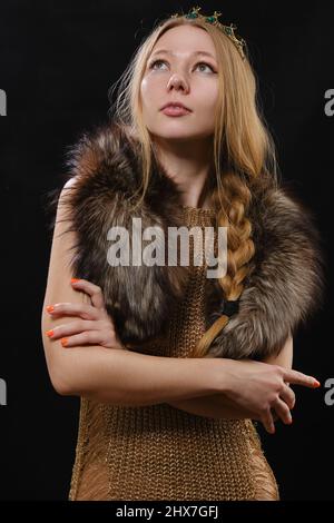 Portrait d'une femme viking dans un vêtement nordique traditionnel Banque D'Images