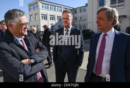 Mayence, Allemagne. 10th mars 2022. Les présentateurs Matthias Fornoff (l-r), Christian Sievers et Claus Kleber assistent à la cérémonie d'adieu festive du directeur sortant du ZDF Bellut. Credit: Arne Dedert/dpa/Alay Live News Banque D'Images