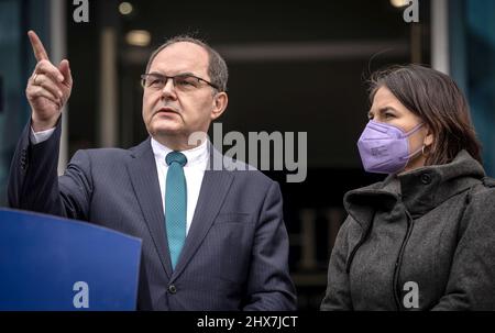 Sarajevo, Bosnie-Herzégovine. 10th mars 2022. Annalena Baerbock (Bündnis 90/Die Grünen), ministre des Affaires étrangères, se trouve à côté de Christian Schmidt, haut représentant pour la Bosnie-Herzégovine. Outre la guerre russe en Ukraine et la situation des réfugiés, les rencontres avec les interlocuteurs politiques porteront sur les tensions qui y sont apparues et sur l'état du rapprochement avec l'UE. Credit: Michael Kappeller/dpa/Alay Live News Banque D'Images