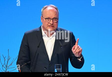 Mayence, Allemagne. 10th mars 2022. Oliver Welke, présentateur de télévision et satiriste, s'exprime lors de la fête d'adieu du réalisateur ZDF Bellut. Credit: Arne Dedert/dpa/Alay Live News Banque D'Images