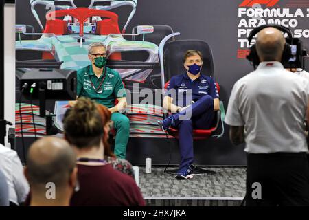 Bahreïn, Émirats Arabes Unis, 10/03/2022, (de gauche à droite) : Mike Krack (lux) Aston Martin F1 Team, Team principal et Jost Capito (GER) Williams Racing Chief Executive Officer à la FIA Press Conference. 10.03.2022. Test de formule 1, Sakhir, Bahreïn, premier jour. Le crédit photo doit être lu : images XPB/Press Association. Banque D'Images