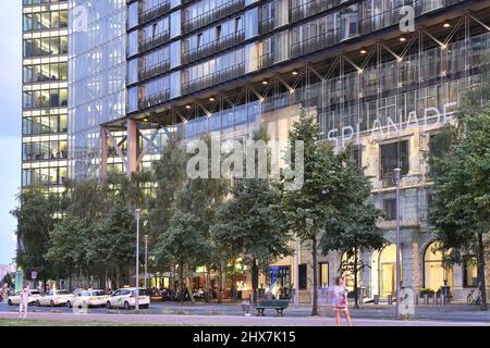 Vestiges de l'hôtel Esplanade derrière la façade moderne en verre du Sony Centre au crépuscule, situé sur la Potsdamer Platz à Berlin en Allemagne. Banque D'Images