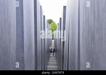 Mémorial aux plaques de béton assassinées par les Juifs d'Europe (mémorial de l'Holocauste) à Berlin en Allemagne. Conçu par l'architecte Peter Eisenman. Banque D'Images