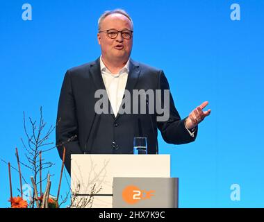 Mayence, Allemagne. 10th mars 2022. Oliver Welke, présentateur de télévision et satiriste, s'exprime lors de la fête d'adieu du réalisateur ZDF Bellut. Credit: Arne Dedert/dpa/Alay Live News Banque D'Images